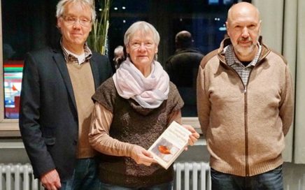 Foto: Gastgeber Henning Disselhoff und die Autoren Rüdiger und Gerda Maschwitz stellen ihr Buch vor.